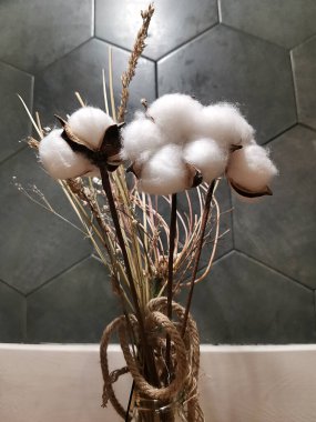 Masada vazoda pamuk çiçekler