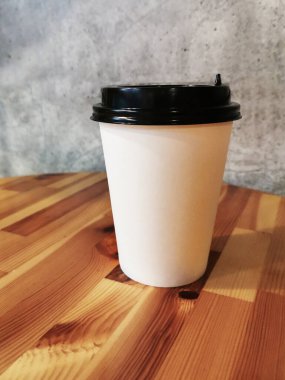 Dışarıda içmek için hazır kahve.