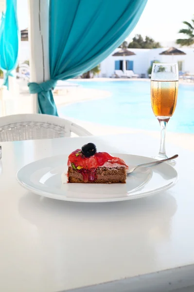 bir havuzda şampanya ile pasta