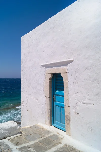 En blå dörr i mykonos — Stockfoto
