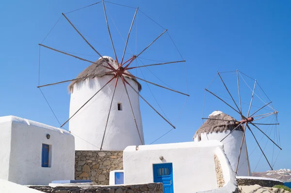 Väderkvarnar i mykonos — Stockfoto