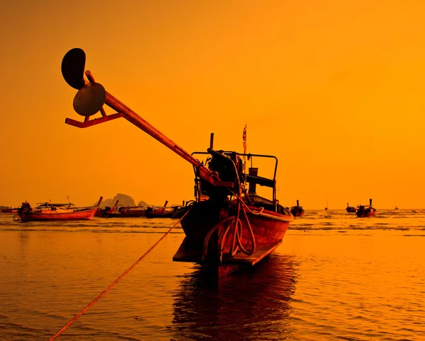 Silhouettes bateaux de pêche en mer au coucher du soleil Province de Krabi Thaïlande — Photo