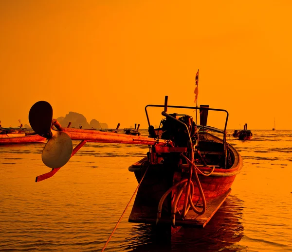 Silhouettes fishing boats at sea in sunset Krabi Province Thailan — Stock Photo, Image