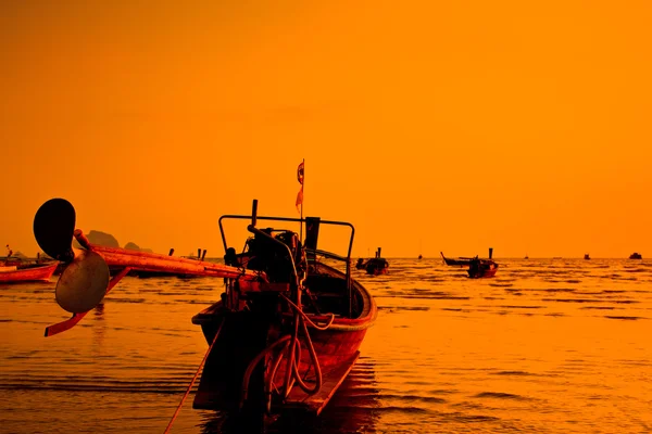 Silhuetas barcos de pesca no mar ao pôr do sol Província de Krabi Thailan — Fotografia de Stock