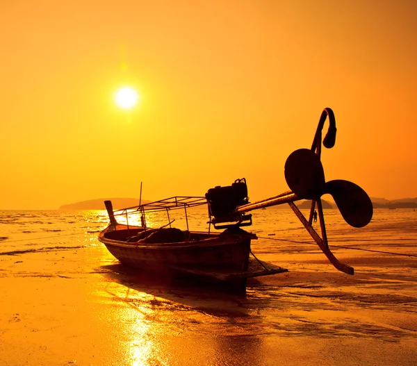 Silhouettes bateaux de pêche en mer au coucher du soleil Province de Krabi Thaïlande — Photo