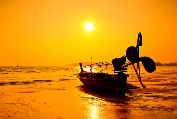 Silhuetas barcos de pesca no mar ao pôr do sol Província de Krabi Thailan — Fotografia de Stock