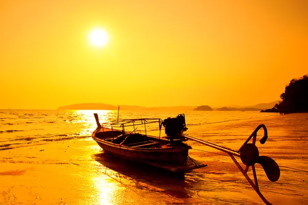 Balıkçı tekneleri deniz günbatımı krabi il thailan içinde silhouettes — Stok fotoğraf