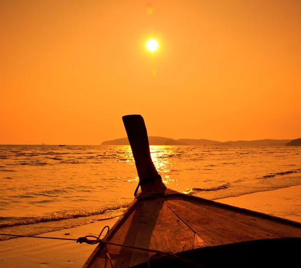 Silhouettes bateaux de pêche en mer au coucher du soleil Province de Krabi Thaïlande — Photo