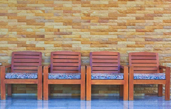 壁の横の椅子 — ストック写真