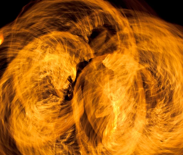 Ночное представление "Пламенные дорожки" — стоковое фото
