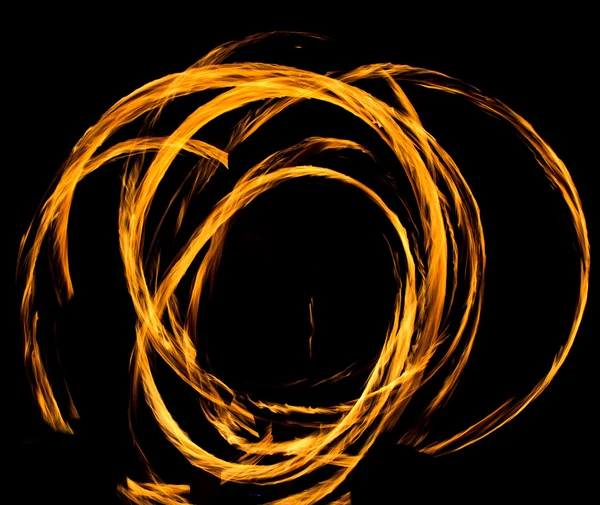 Desenho abstrato Trilhas flamejantes Desempenho noturno Trilhas flamejantes — Fotografia de Stock