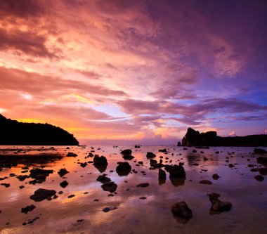 ada deniz taşları günbatımı phi phi, Tayland