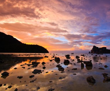 ada deniz taşları günbatımı phi phi, Tayland