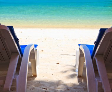 plaj sandalyeleri yakınında deniz kıyısında. Tayland