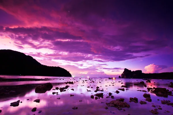 Meeressteine bei Sonnenuntergang phi phi Insel Thailand — Stockfoto