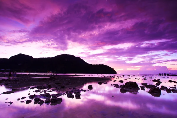 Ada deniz taşları günbatımı phi phi, Tayland — Stok fotoğraf