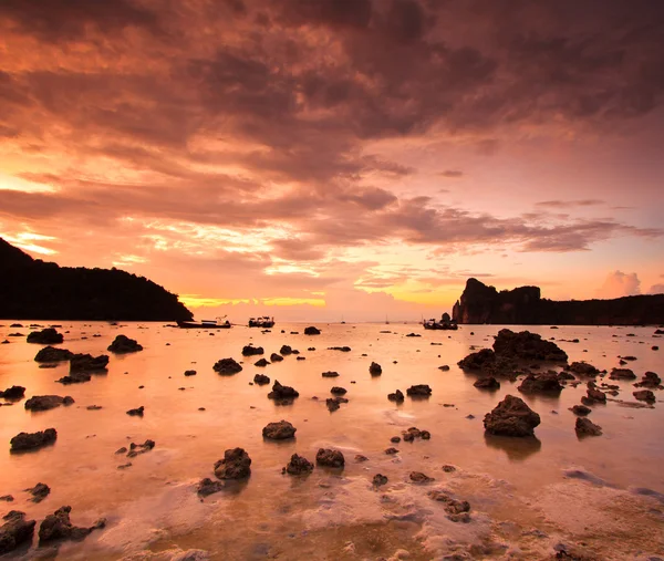 Mořské kameny v západu slunce phi phi island, Thajsko — Stock fotografie