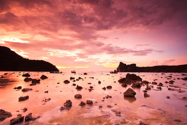 Pedras marinhas ao pôr do sol Phi Phi Island Tailândia — Fotografia de Stock