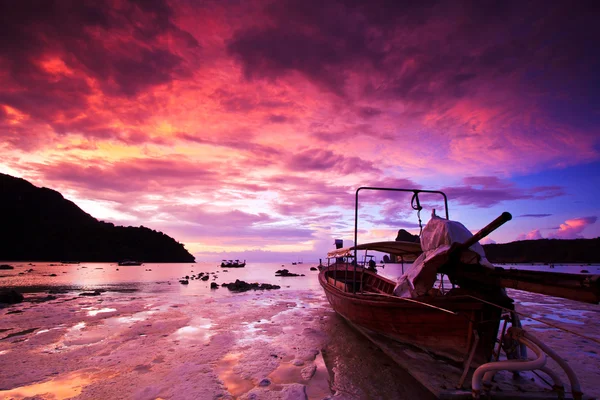 Морские камни на закате острова Пхи Пхи — стоковое фото