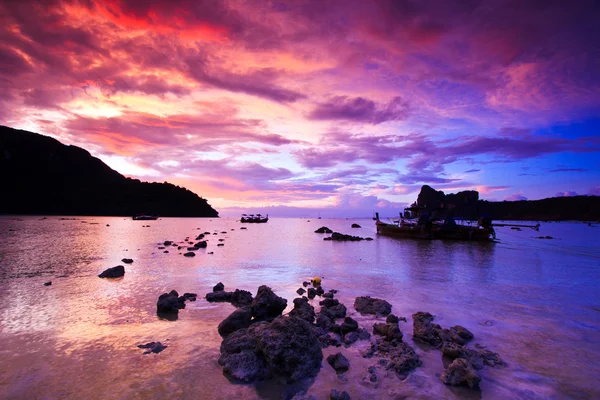 Pedras marinhas ao pôr do sol Phi Phi Island Tailândia — Fotografia de Stock