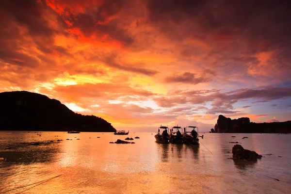 Pedras marinhas ao pôr do sol Phi Phi Island Tailândia — Fotografia de Stock