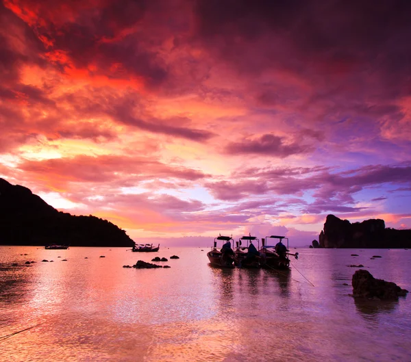 Pedras marinhas ao pôr do sol Phi Phi Island Tailândia — Fotografia de Stock