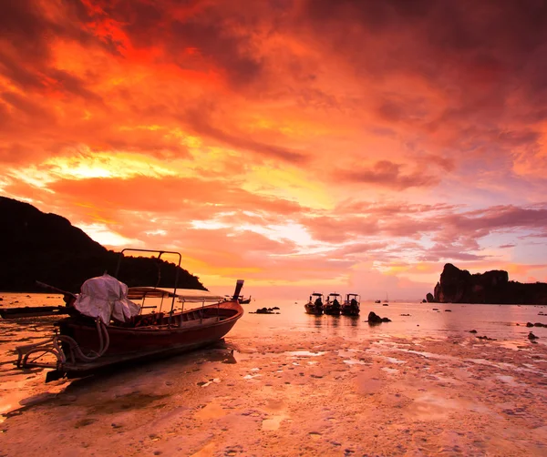 Морские камни на закате острова Пхи Пхи — стоковое фото