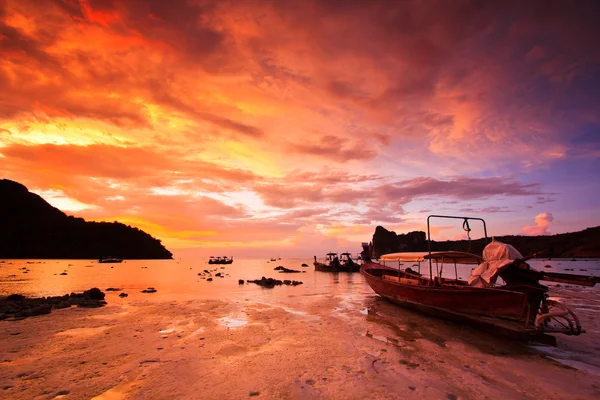 Ada deniz taşları günbatımı phi phi, Tayland — Stok fotoğraf