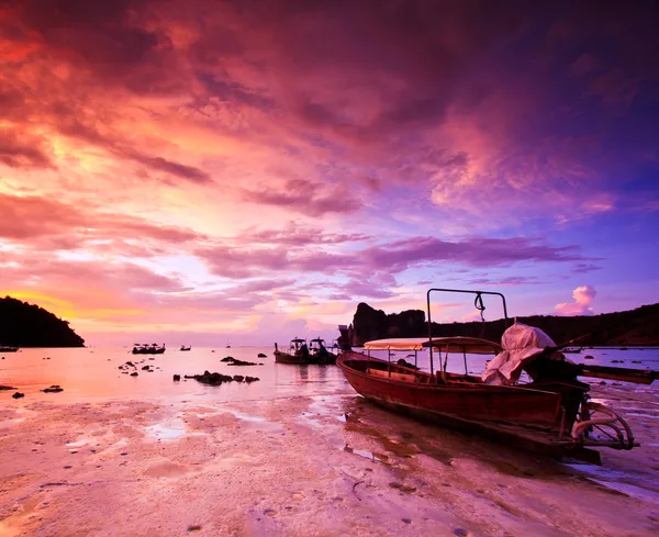 Tengeri kövek at sunset Phi Phi-sziget-Thaiföld — Stock Fotó