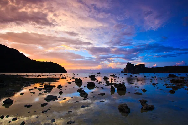 Ada deniz taşları günbatımı phi phi, Tayland — Stok fotoğraf