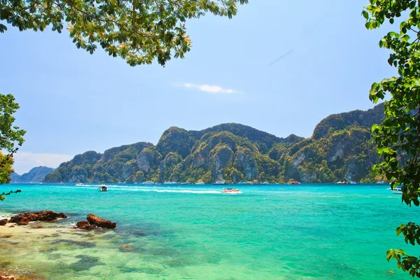 Wyspy phi phi niebieski wody Tajlandii — Zdjęcie stockowe