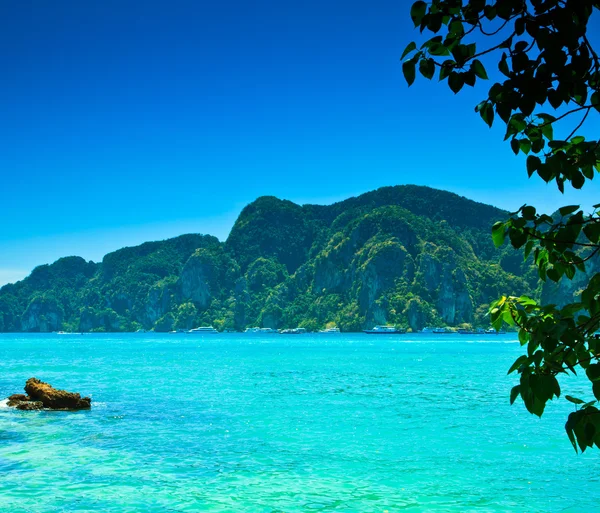 Água azul Phi Phi Island ao sul da Tailândia — Fotografia de Stock