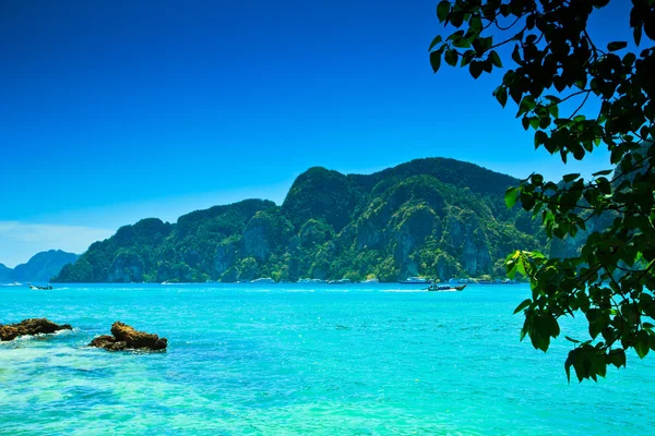 Água azul Phi Phi Island ao sul da Tailândia — Fotografia de Stock