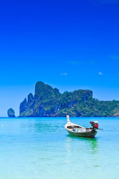 Barco en el mar Phi Phi isla Tailandia — Foto de Stock