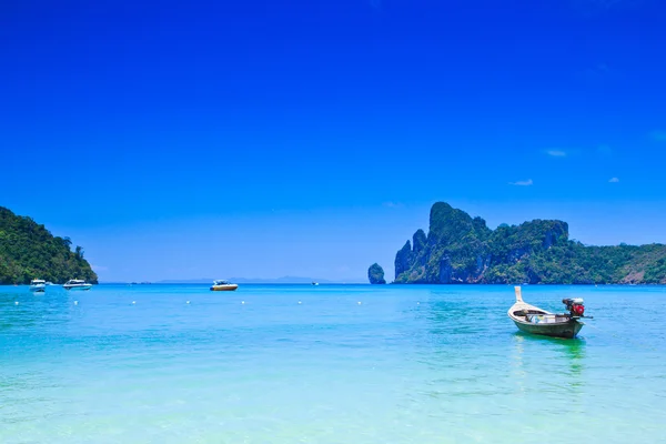 Barco no mar Phi Phi ilha Tailândia — Fotografia de Stock