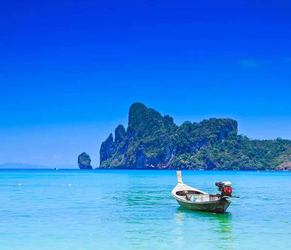 Barco no mar Phi Phi ilha Tailândia — Fotografia de Stock