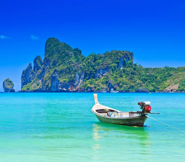 Barco no mar Phi Phi ilha Tailândia — Fotografia de Stock