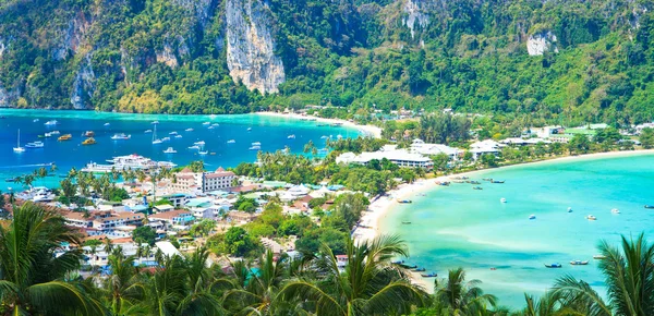 Blick tropische Insel mit Resorts - phi-phi island, krabi provinz thailand — Stockfoto