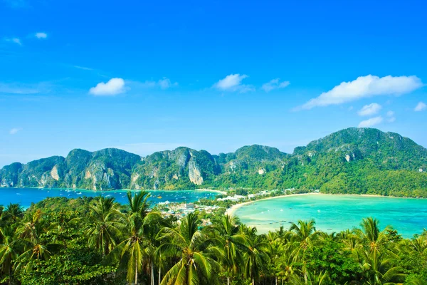 Tropisch eiland met resorts - phi phi island, krabi provincie thailand bekijken — Stockfoto