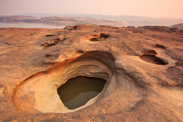 Agujeros de roca Vista de piedra Sam-Pan-Bok Gran Cañón en Tailandia — Foto de Stock