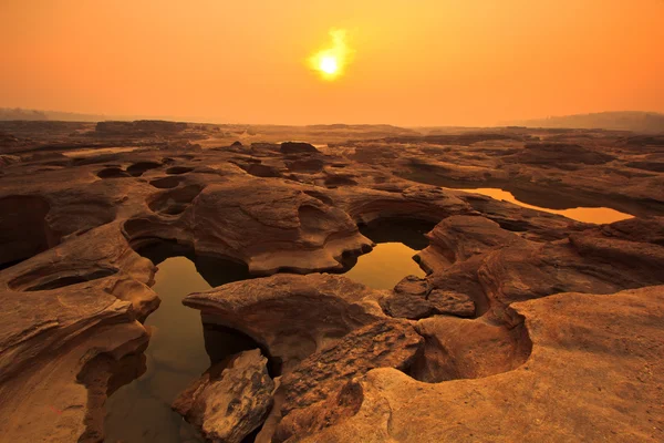 Delikli taş sam-pan-bok Büyük Kanyon Tayland'da görüntüleyin. — Stok fotoğraf