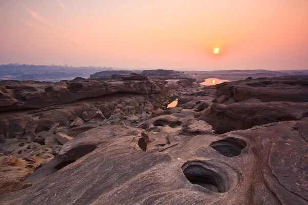 Delikli taş sam-pan-bok Büyük Kanyon Tayland'da görüntüleyin. — Stok fotoğraf