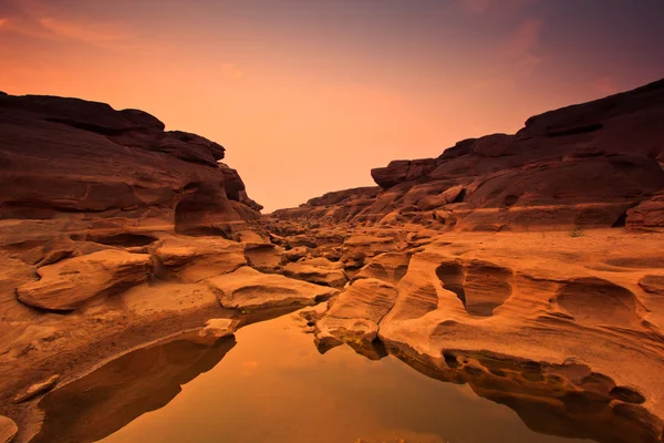 Agujeros de roca Vista de piedra Sam-Pan-Bok Gran Cañón en Tailandia — Foto de Stock