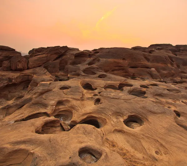 Agujeros de roca Vista de piedra Sam-Pan-Bok Gran Cañón en Tailandia — Foto de Stock