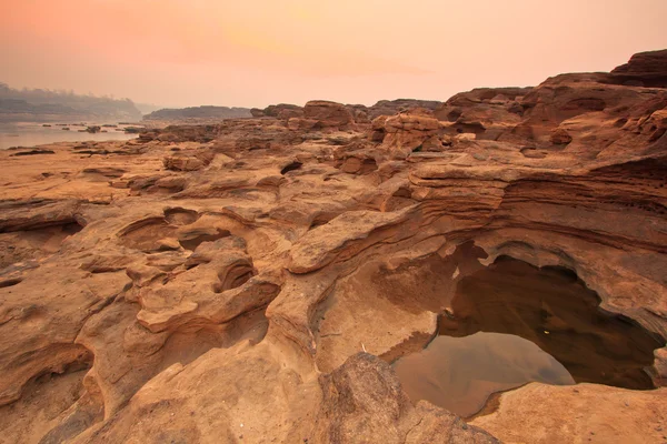 Agujeros de roca Vista de piedra Sam-Pan-Bok Gran Cañón en Tailandia —  Fotos de Stock