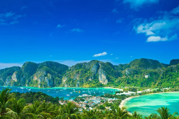 View tropical island with resorts - Phi-Phi island, Krabi Province thailand — Stock Photo, Image