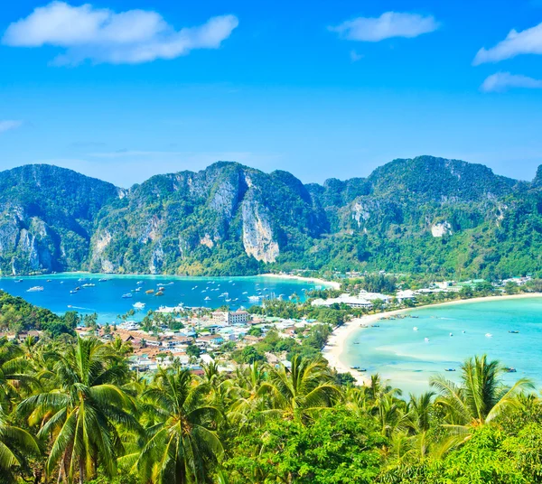 Vista ilha tropical com resorts - Phi-Phi ilha, Província de Krabi Tailândia — Fotografia de Stock