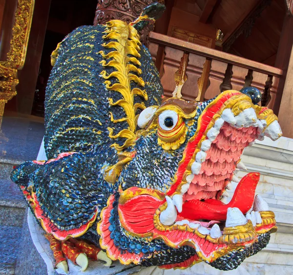 Standbeeld van de moeder is dier in sprookje, deze foto nemen van tempel — Stockfoto