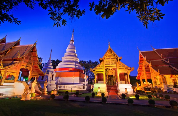 Phra Singh templo crepúsculo tiempo Viharn chiang mai tailandia —  Fotos de Stock
