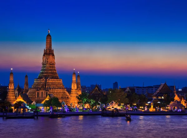 Wat arun temple en bangagara thailand — Photo